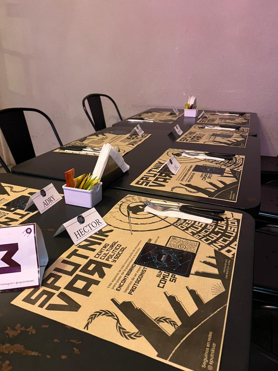 Mesa preparada para recibir participantes