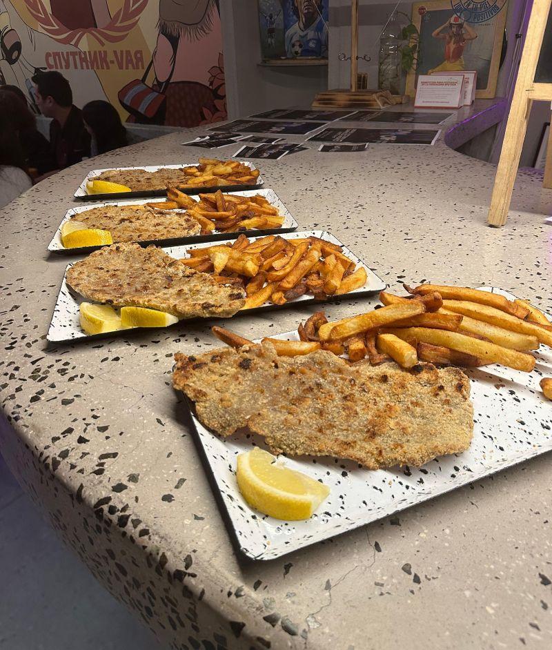 Cena durante una experiencia